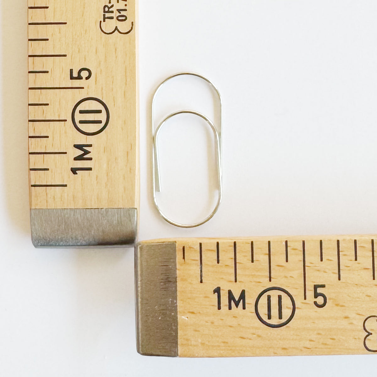 Grosse Metall-Büroklammer hält Stoff, Detail