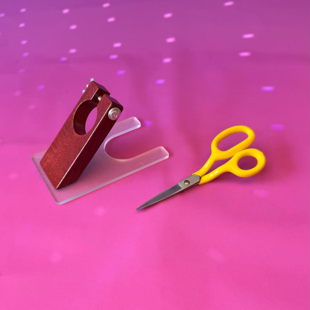 Carving guide add-on with Bendt scissors for tufting