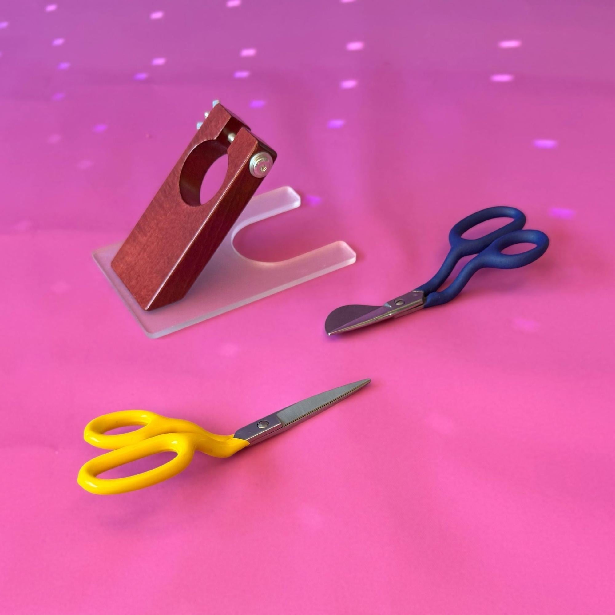 Carving guide add-on with Bendt and duckbill scissors