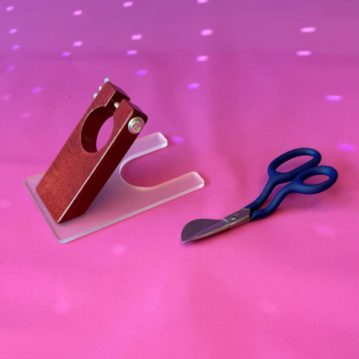 Carving guide add-on with duckbill scissors for tufting