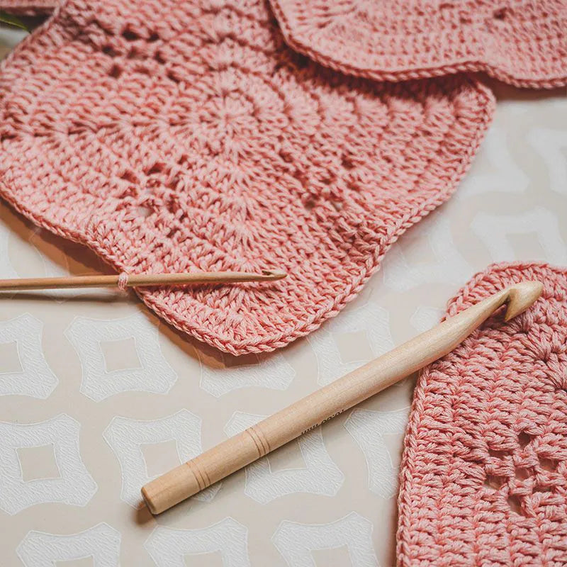 KnitPro Buchenholz-Häkelnadel in Anwendung, 18mm
