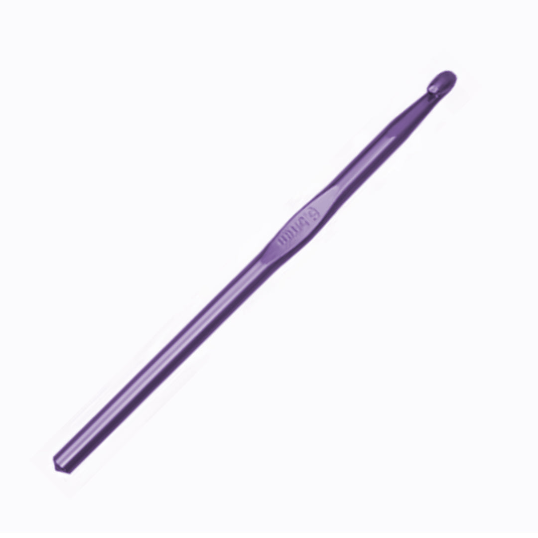 Metal crochet hooks in several sizes and colours