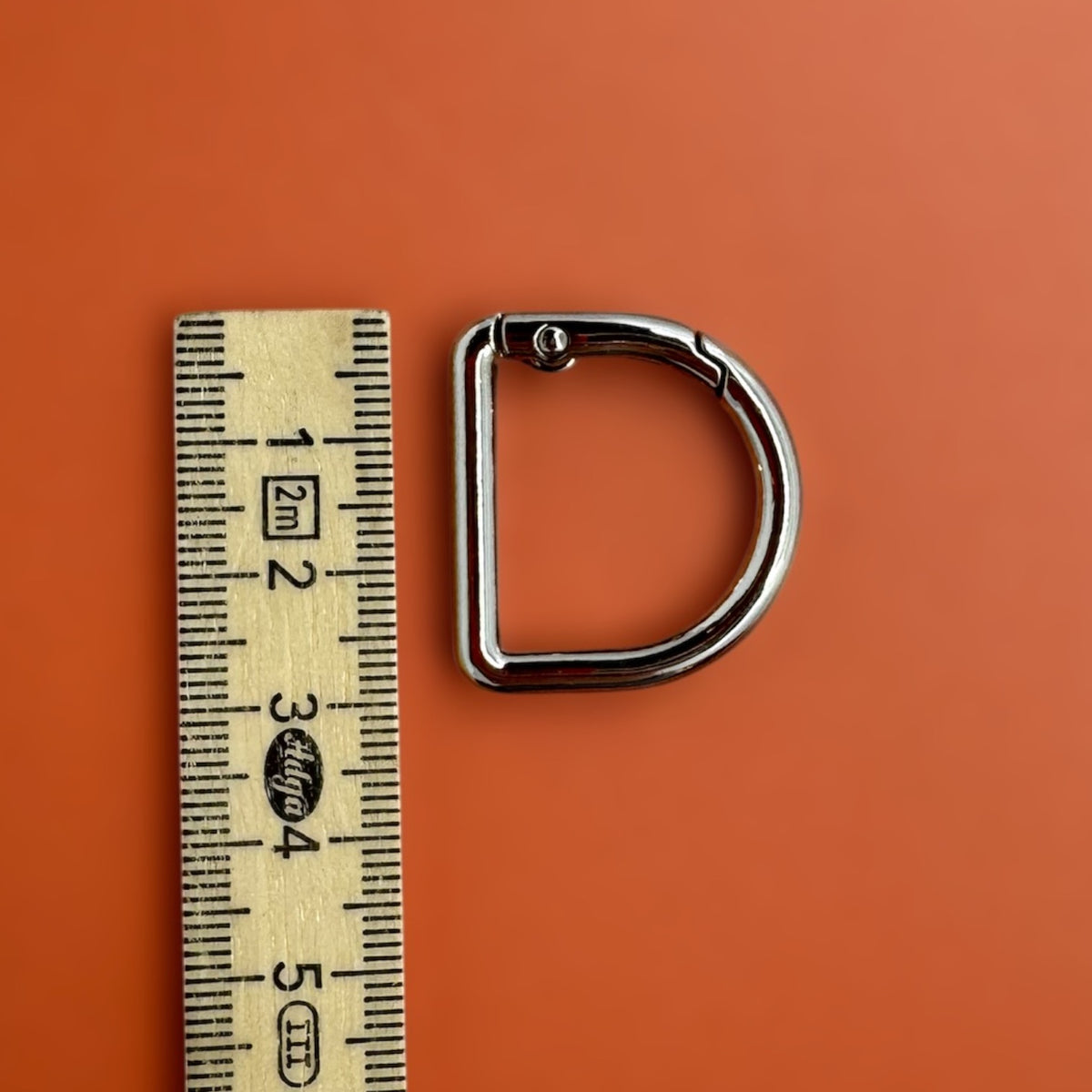 D-Ring-Karabiner Seitenansicht auf schlichtem Hintergrund