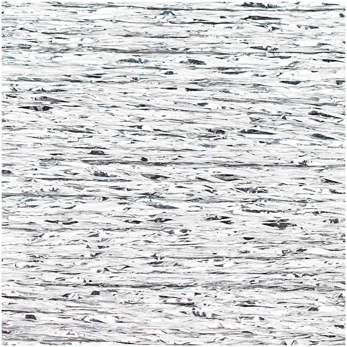 Nahaufnahme der schimmernden Textur von silbernem Metallic-Stickgarn