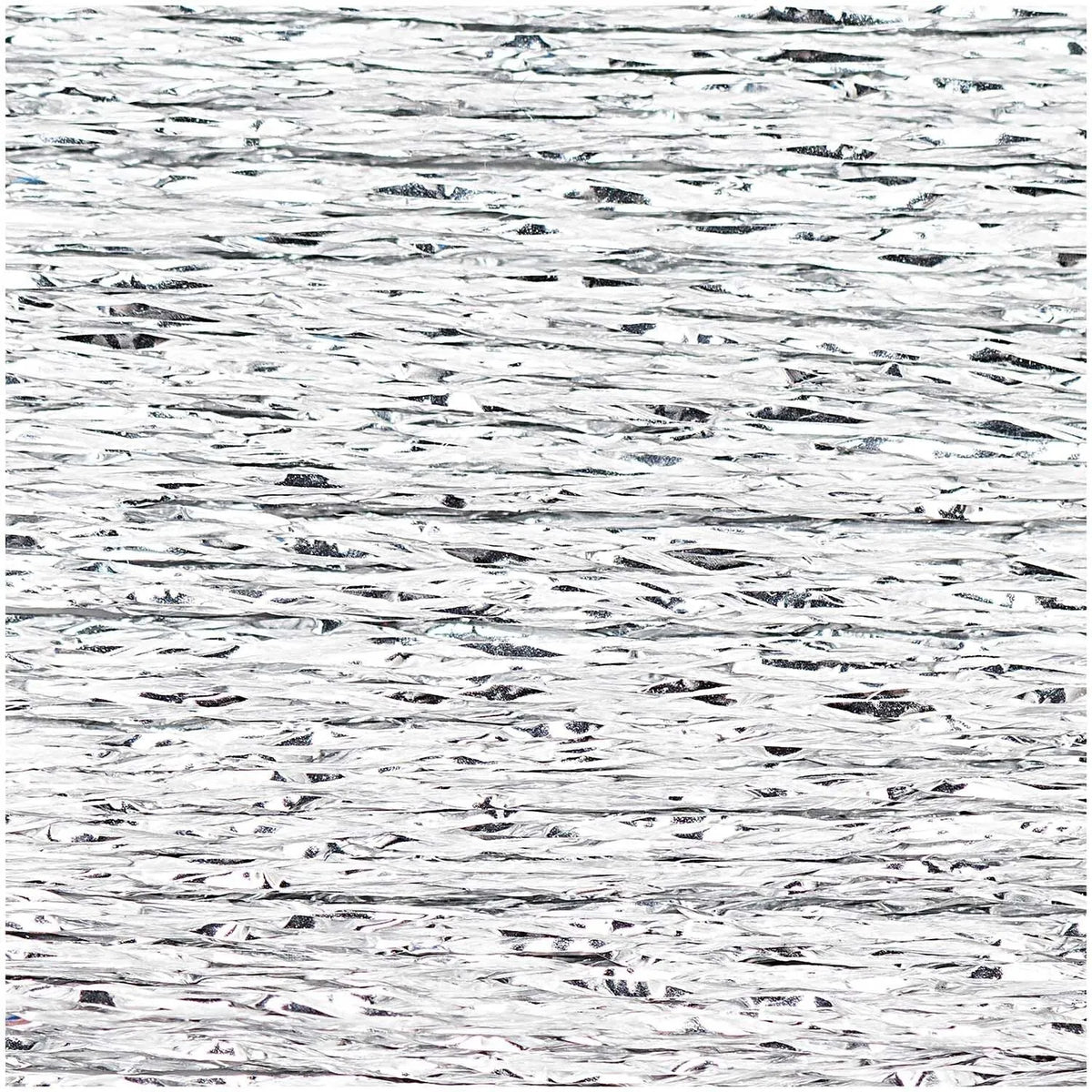 Nahaufnahme der schimmernden Textur von silbernem Metallic-Stickgarn