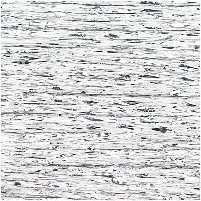 Nahaufnahme der schimmernden Textur von silbernem Metallic-Stickgarn