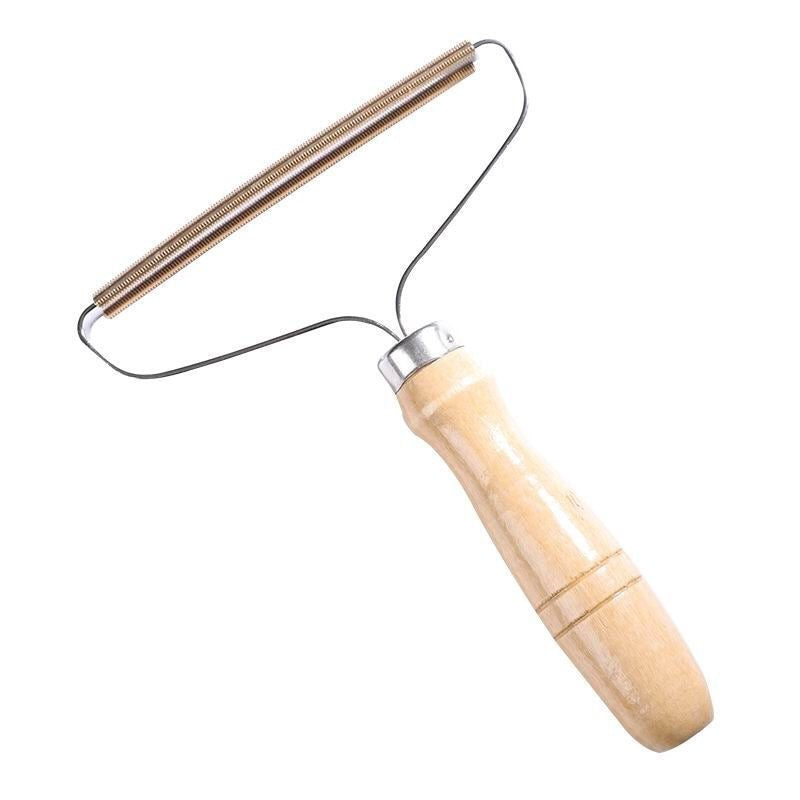 Fluff scraper for cleaning tufted rugs