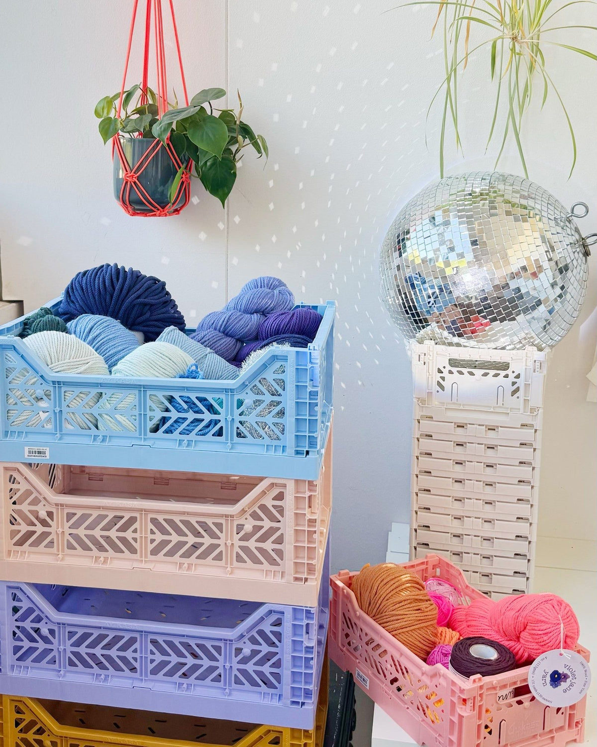 Aykasa Midi foldable crate in blue with yarn