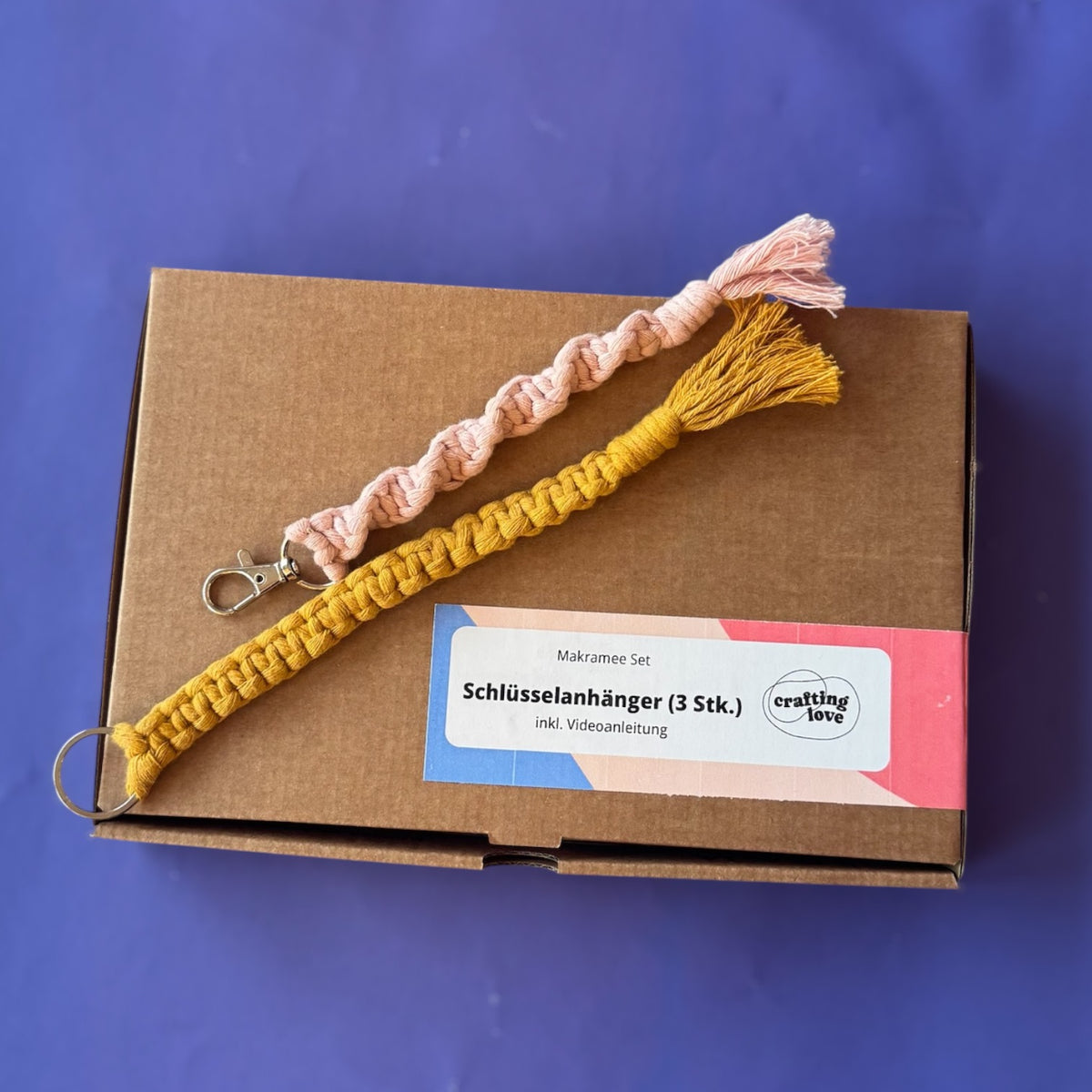Makramee-Schlüsselanhänger-Set Detail mit geknüpftem Garn