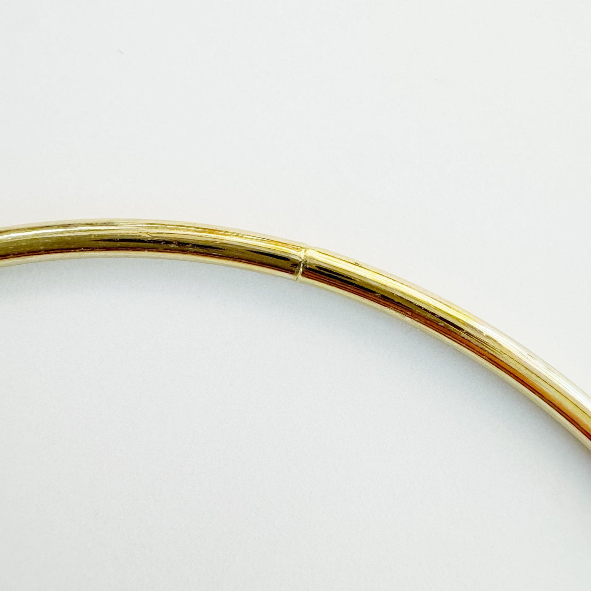 Goldener Metallring in der Hand, 9,5cm
