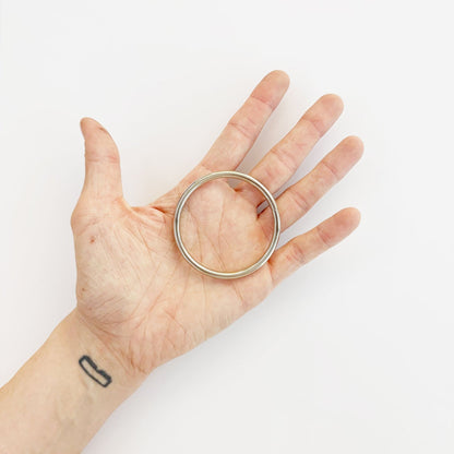 Silberner Metallring in der Hand, 50mm