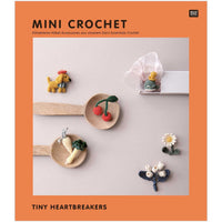 Cover des Mini-Häkelbuches mit kleinen Amigurumi-Zubehörteilen