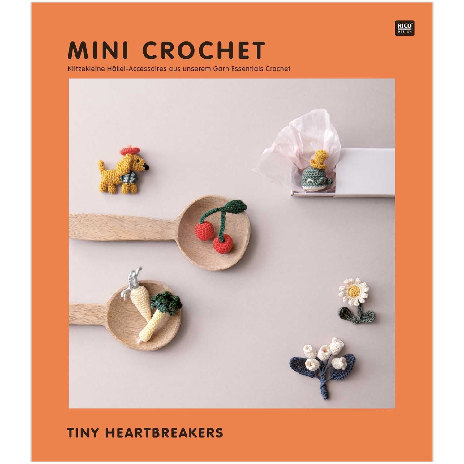 Cover des Mini-Häkelbuches mit kleinen Amigurumi-Zubehörteilen