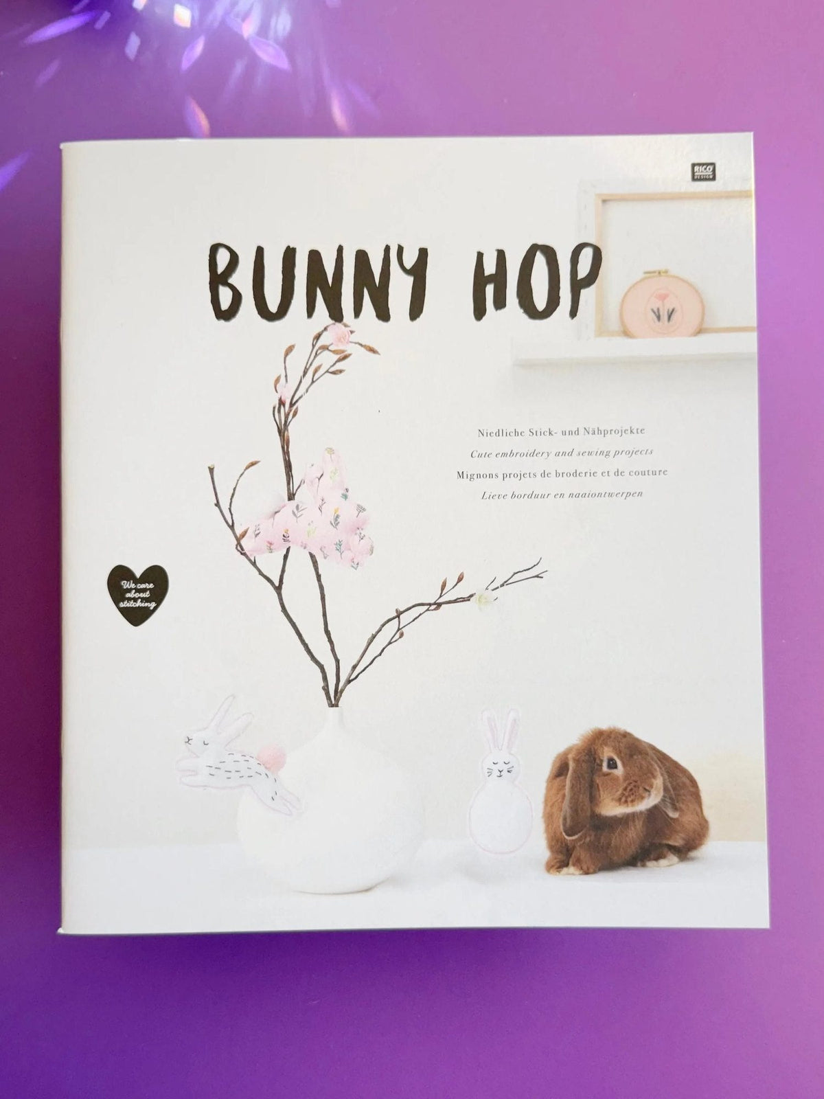 Näh- und Stickbuch 'Bunny Hop' auf Deutsch von Rico Design