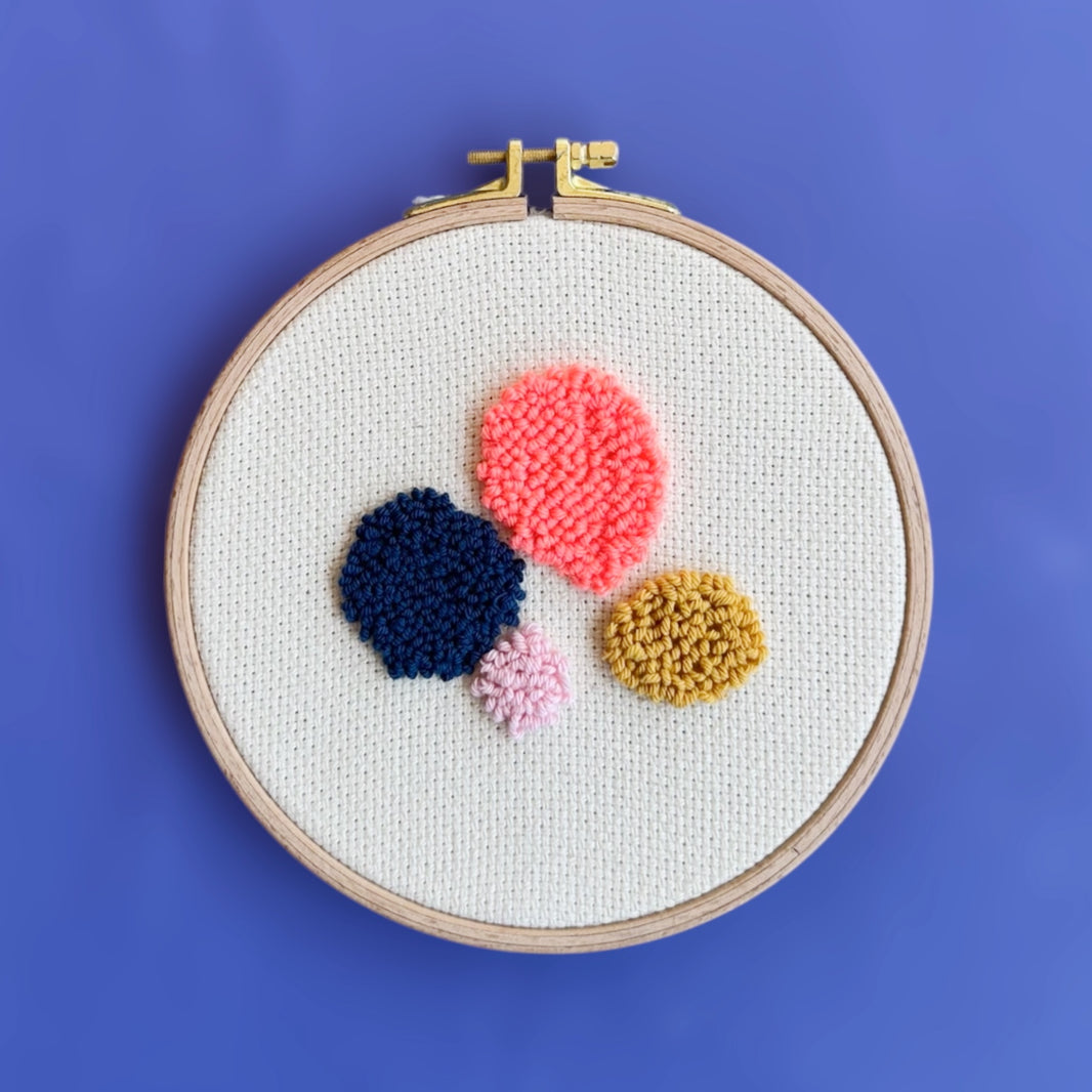 Connections Punch-Needle-Wandbild Detail mit Blobs