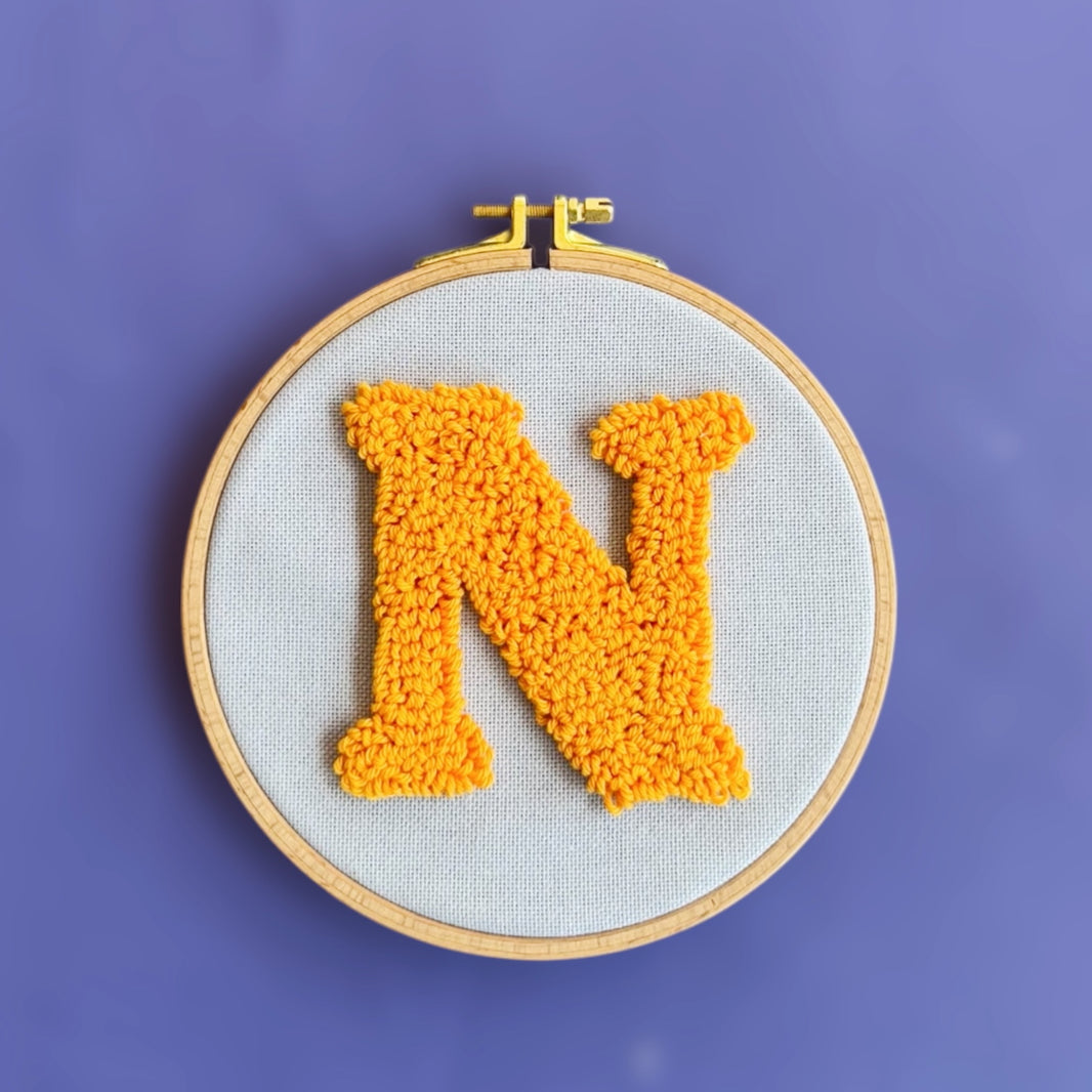 Letter Punch-Needle-Wandbild Detail