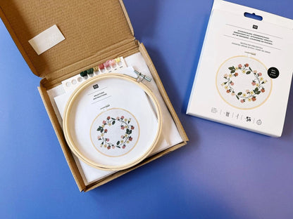 Rico Stickset mit Erdbeerkranz-Motiv zum Sticken