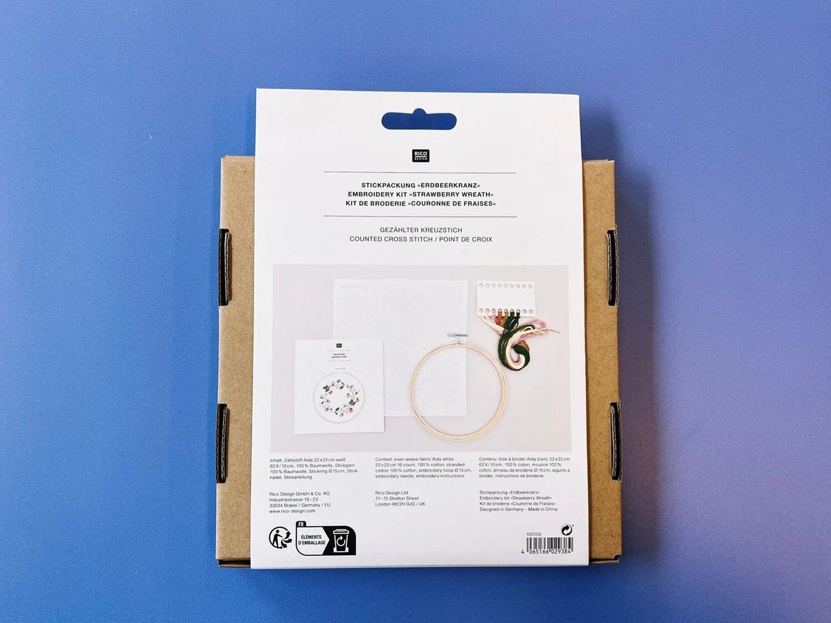 Rico Stickset mit Erdbeerkranz-Motiv, Nahaufnahme