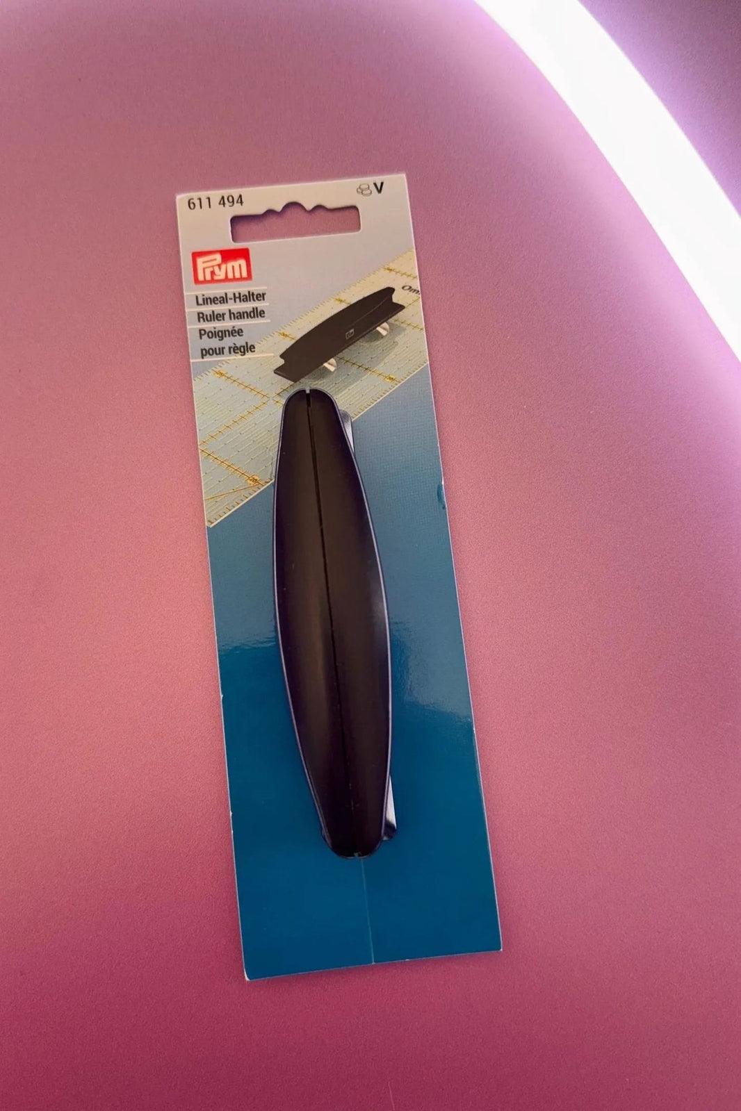Ruler handle for non-slip cutting by Prym