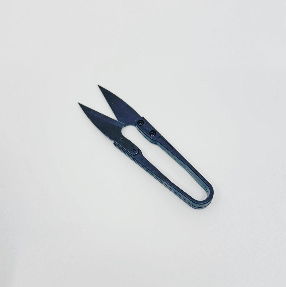 Thread cutter held in hand, detail view