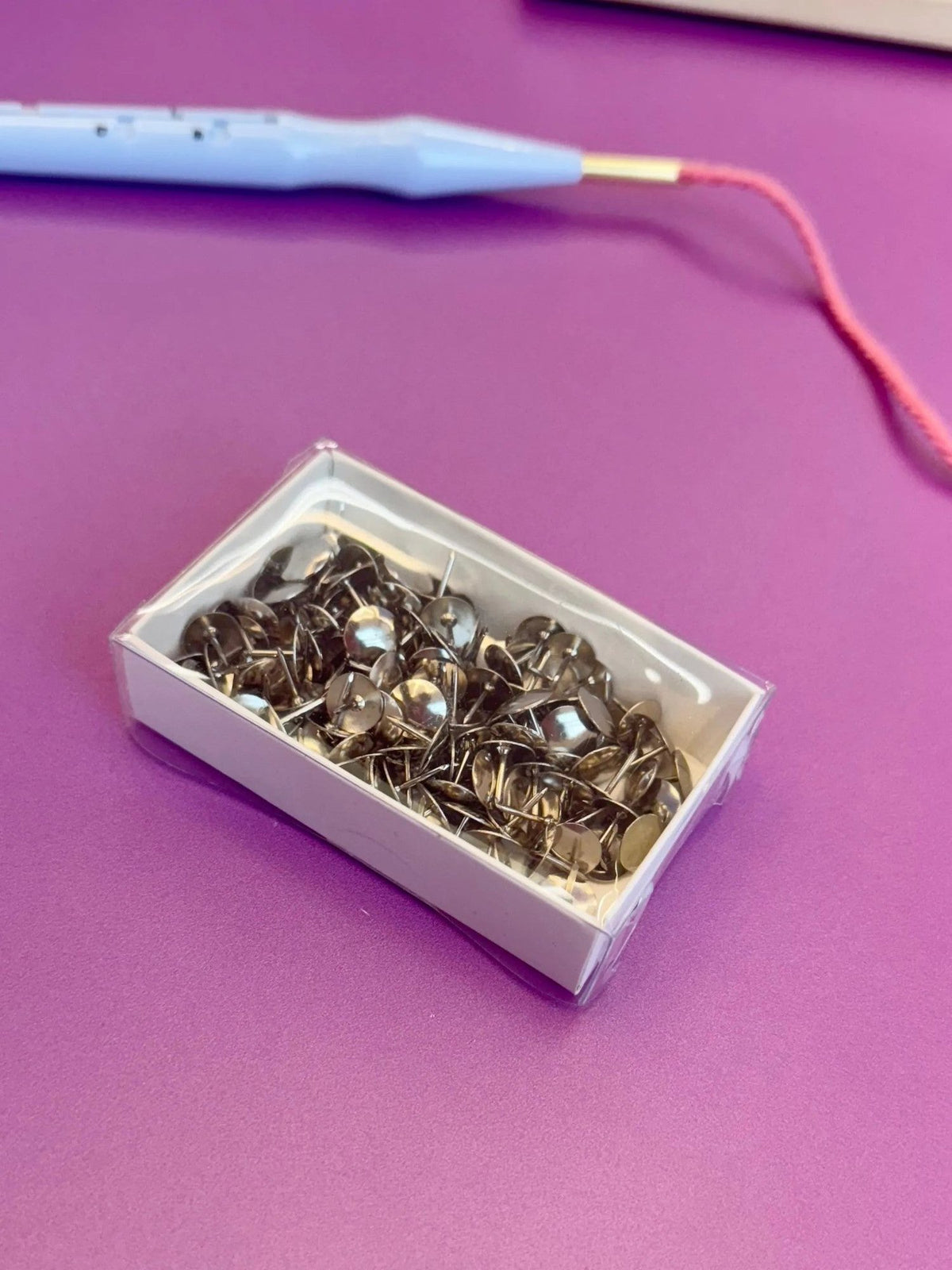 Rico Reisszwecken für Punch-Needle-Rahmen, in Anwendung