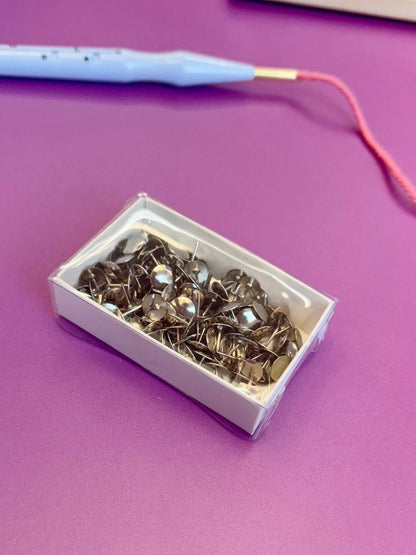 Rico Reisszwecken für Punch-Needle-Rahmen, in Anwendung