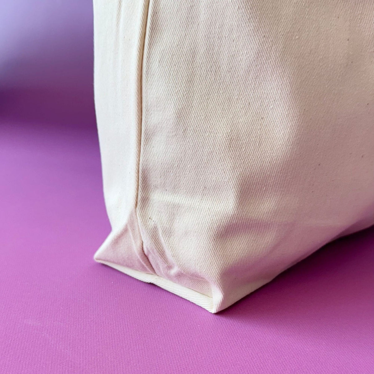 Organic cotton tote bag, detail of the sewn bottom