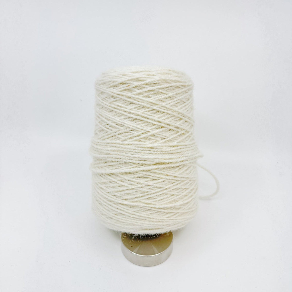 Tuftingwolle-Kone mit Detail des Fadenendes