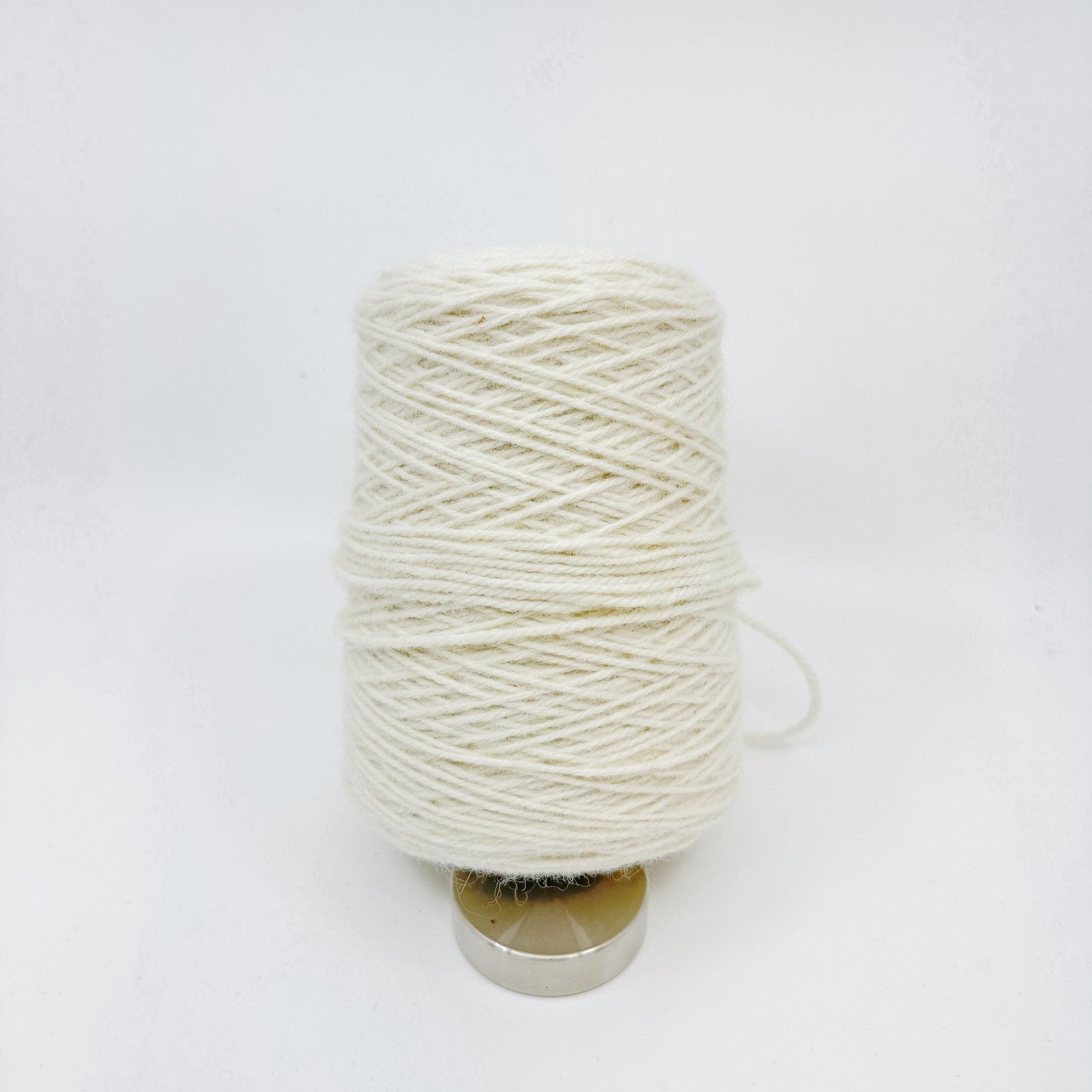 Tuftingwolle-Kone mit Detail des Fadenendes