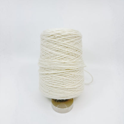 Tuftingwolle-Kone mit Detail des Fadenendes