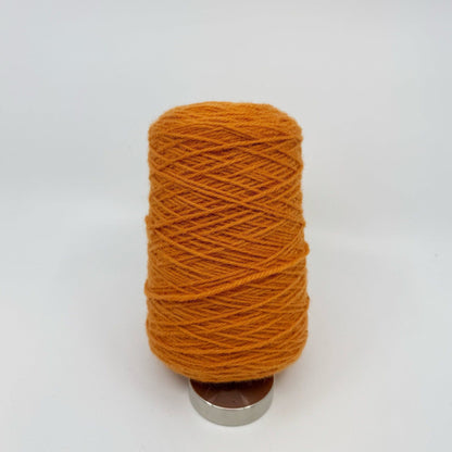 Tuftingwolle-Kone in frischem Grünton