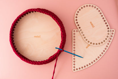 Addi Shapes Holzböden gestylt mit Häkelkörben