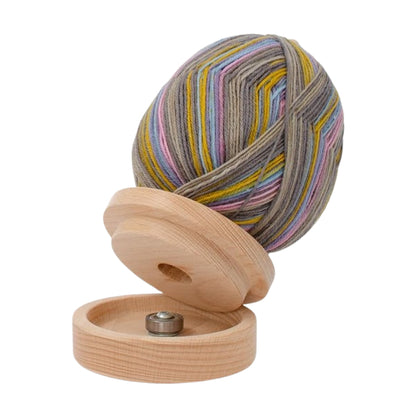 Nurge Wollabwickler aus Holz mit aufgelegtem Strang