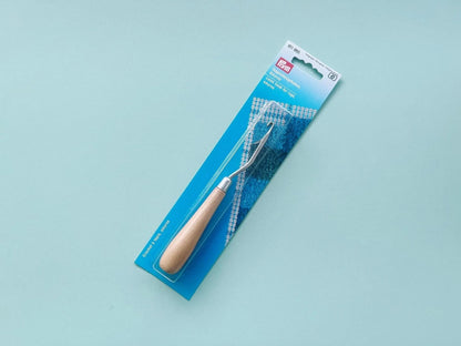 Prym latch hook for smyrna rugs, detail