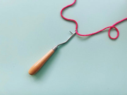 Prym latch hook for smyrna rugs, close-up