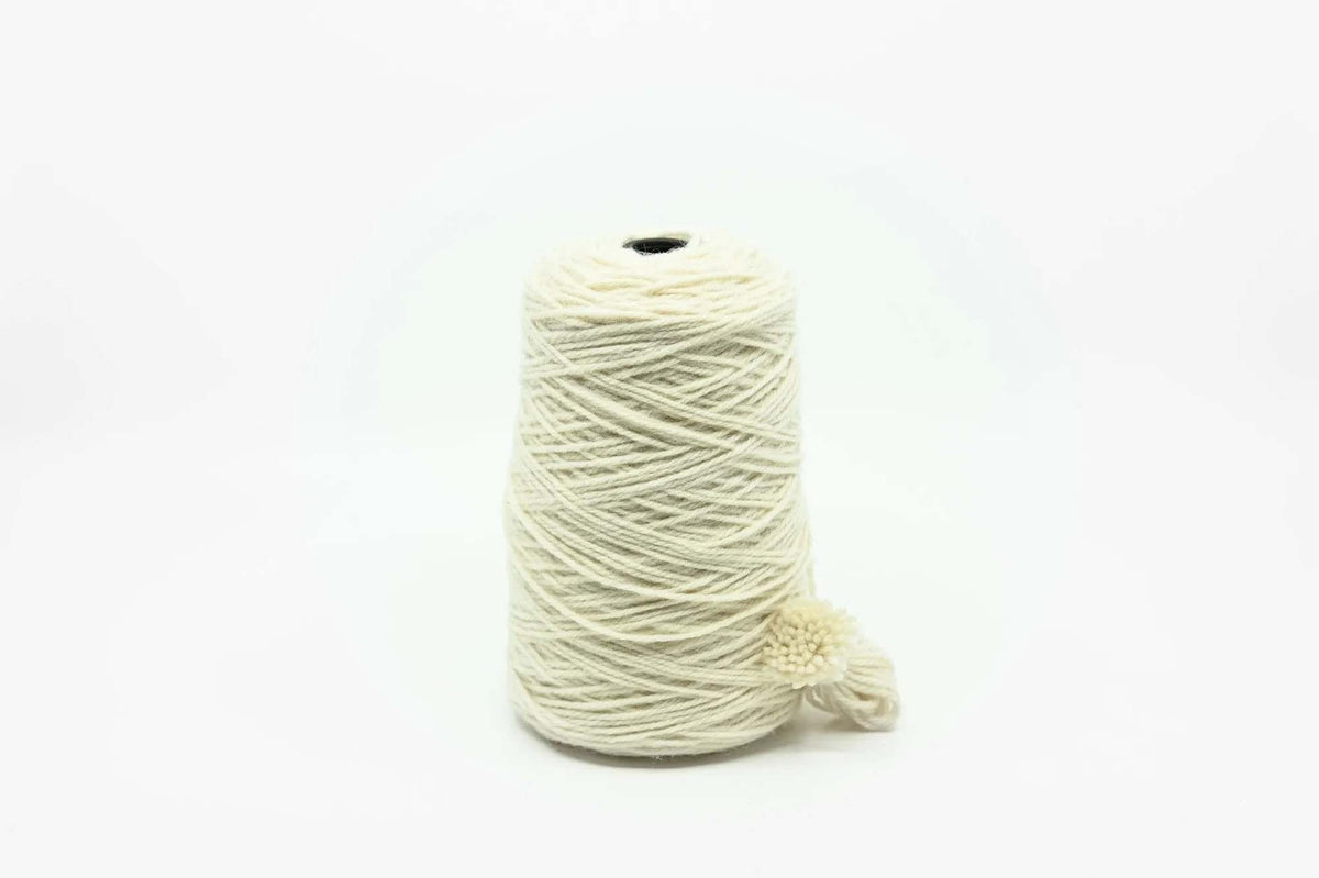 Rugwool NZ tufting yarn, 500g in White, detail