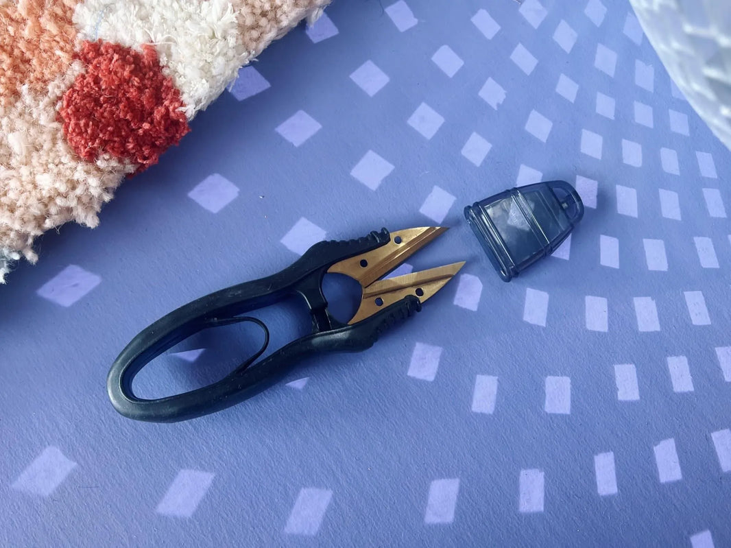 Ergonomic thread cutter by Hemline Gold