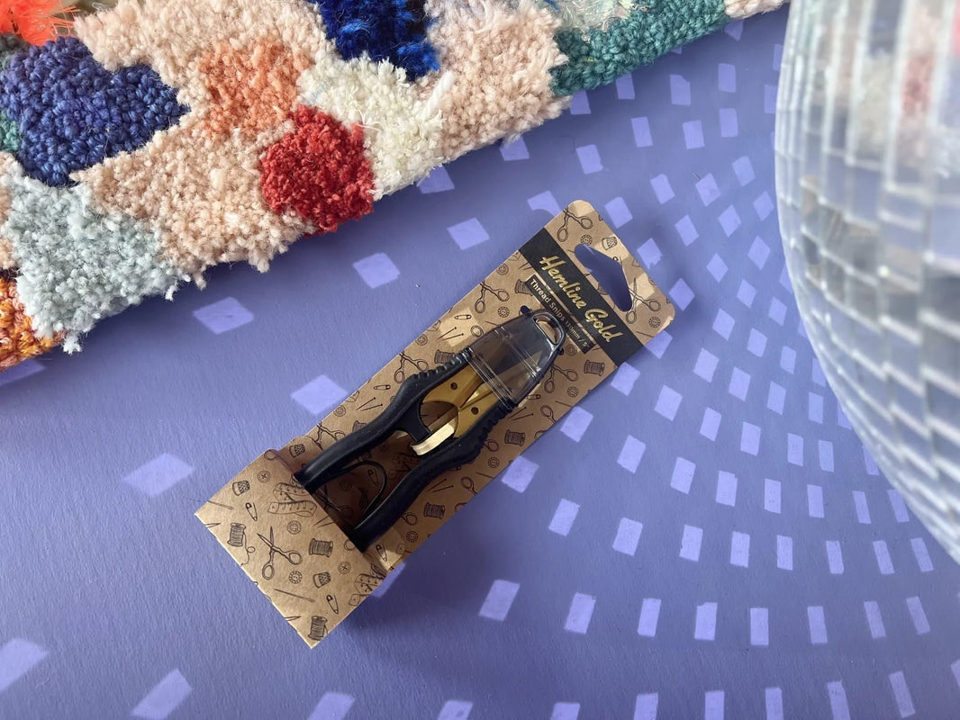 Ergonomic thread cutter by Hemline Gold, detail