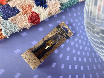 Ergonomic thread cutter by Hemline Gold, detail